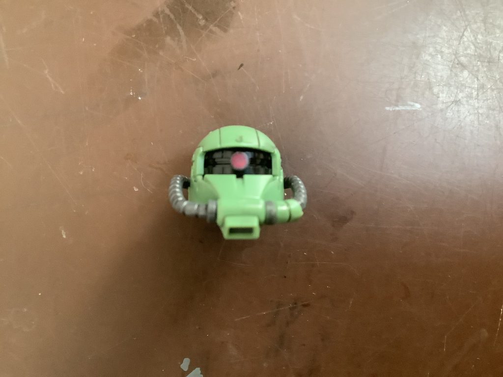 では頭部から。墨入れまでしてみました。やっぱ鼻(?)が長いですね。でも一応これ作画崩壊でできた物らしいですが作画崩壊をここまでカッコよくできるバンダイの技術…恐ろしい。