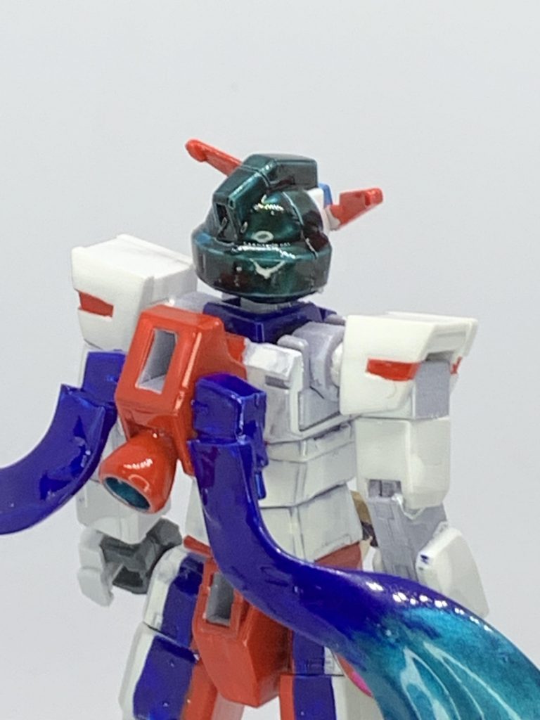 特徴的な髪色を再現したく、クレオスのメタリック青竹色の上からクレオススモークグレーを塗っています。個人的には満足いく仕上がりになりました。