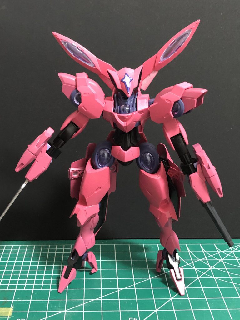 1回目のイージーペインターです。写真だと分かりにくいですが、ピンクの色味が部分毎に少し違います。そもそも真っ赤にするつもりで塗ったのにピンクになったので全く想定通りではありませんでした。