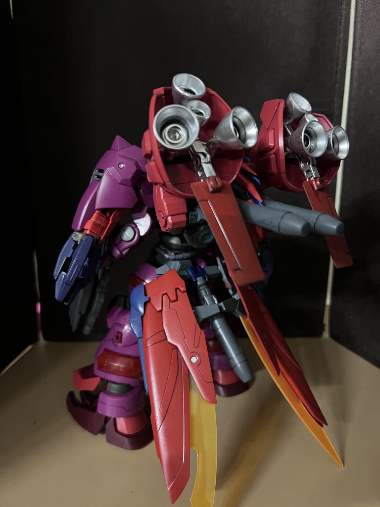 全部付けた状態の背部です。バーニアとスラスターの稼動時間を長くするために3基のエネルギータンクを増設してます。