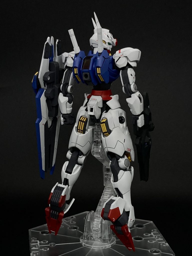 エアリアルの後ろ姿です!足の裏のスラスター部分もしっかりグレーで色分けをしています。また合わせ目も段落ちモールドで処理しています。