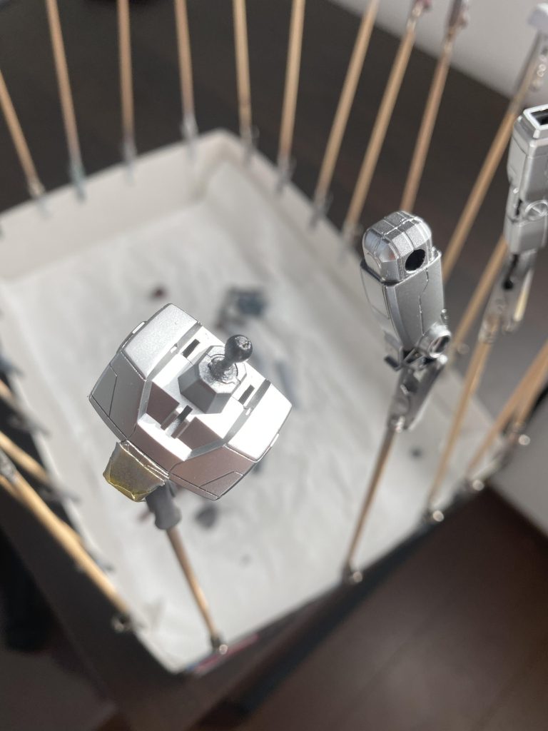 次は、シルバーを塗料:薄め液 1対2を2層 6対1を一層吹き掛けます。なんせ白に近いシルバーに持っていきます。