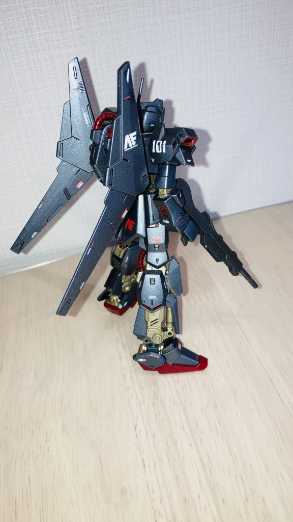 バックショットです。肩の101は百式に塗装プラスワンという意味で101にしてます。ビームライフルは無塗装です。気力が残ってませんでした。