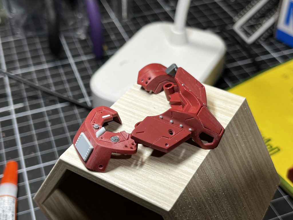 制作行程①胸部側面は内部メカが見えるようなイメージでめちゃくちゃ筋彫りを頑張りましたが、当然完成すると全然見えないんですよね。いつも0.2ミリでの筋彫りのみでしたが、0.3や0.5も使い、クランクの斜め部分は太くするなど、変化をつけてみました。完成した時の目につきやすさはわからないですが、自己満足度は高いすね、これ。