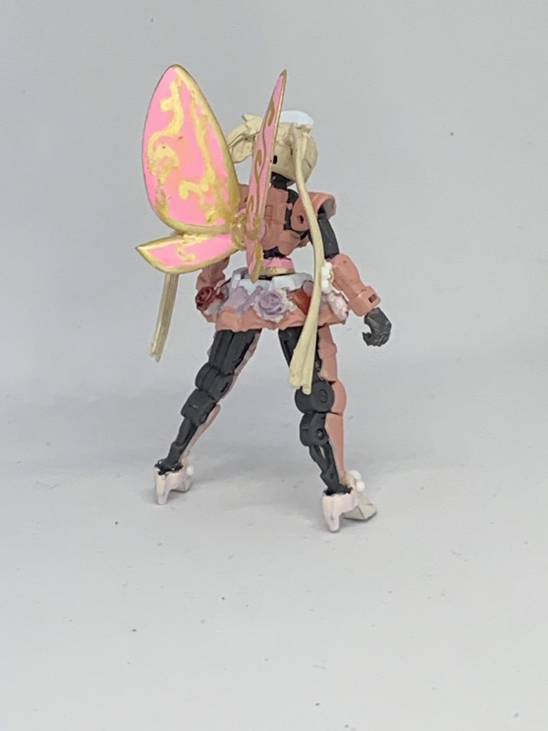 前後ショット。素体は1/24アーマードパペット柚衣です。背中の羽はプリプラの妖精ピコから。全てABSだったので塗装に気を遣いました…スカートの薔薇はネイルパーツを塗装したものです。