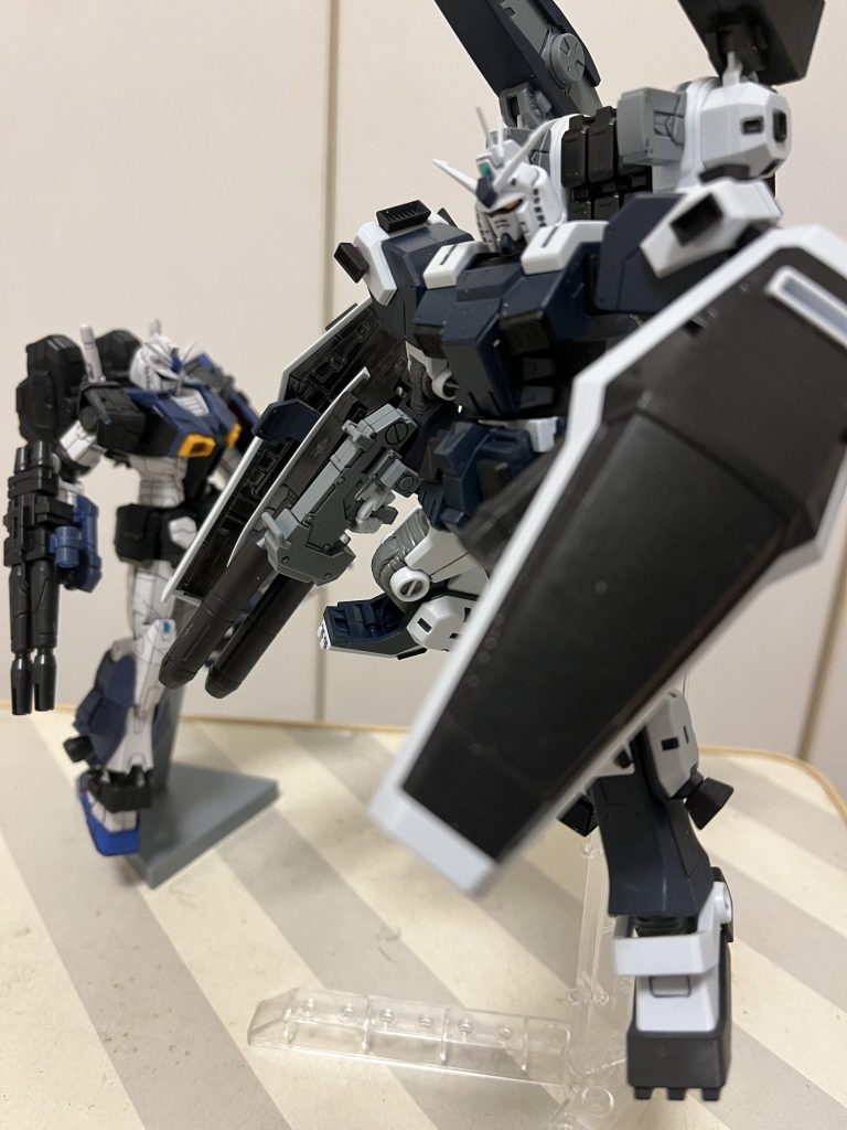 ということで終わりです。今作ってるのがなかなか完成しないので、過去作ですね。この前作った高機動型と並べて写真撮りたかったという理由でフルアーマーを引っ張り出してみました。それじゃあ。。