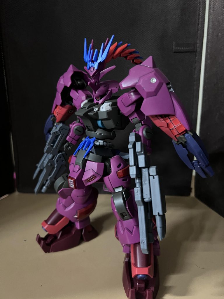 羅刹天の足を利用して作ったバーニアを外した状態です。ここからがミソで頭部に白綿の代わりに装備しているのが、フェザーテイル(対ガンビット用自律兵器)です。最前後以外の6基が自律します。相手がガンビット使用時に発動し(完全オート)、各ガンビットにブッ刺さってガンビットを破壊もしくは行動不能にします。これであの反則兵器で負けたグエルさんも安心できると思います。