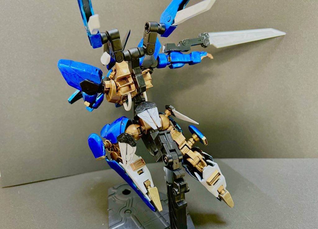 バックパックはブキヤのジョイントとプラ板で作成してます。まずは可動することを優先。エイハブリアクターに穴を開けて接続してますが、なんちゃらアンチリアクターで動いているらしいので問題なし。ウィスプはボールジョイントに直付していて、接続部丸出しなので外すのは勧めません。