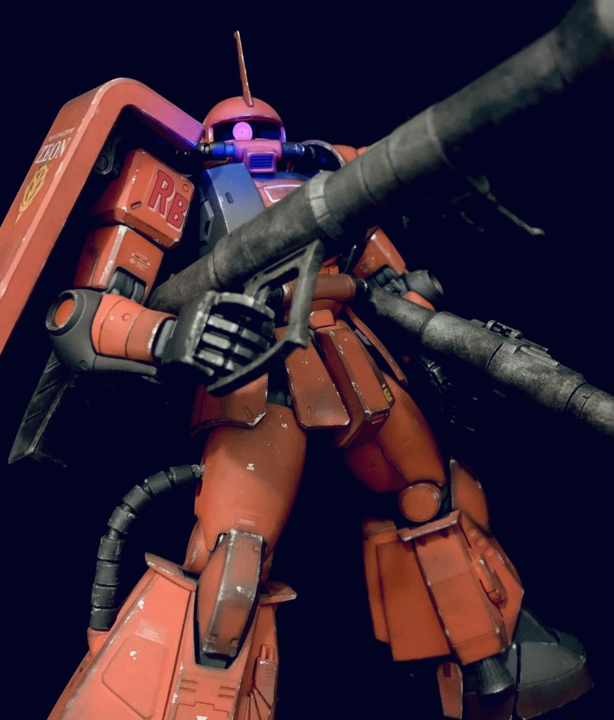 ヤスリで過去の塗装を剥がして、この5年で覚えたピンク蛍光塗料+UVレジンでモノアイを再塗装しました。UVライトを当てると欲しかった『グポーン』な輝きがw