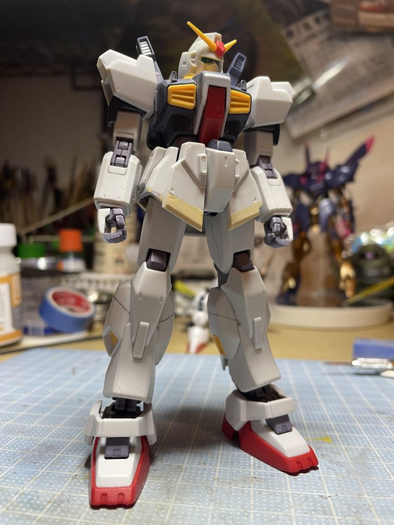 コクピット周りアンダーアーマーをプラ板、パテで延長をした状態。足には少しスジボリも入れてます。