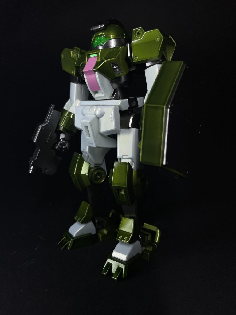 塗装レシピは緑部分パールシルバー(G)→色の源黄(C)にクリアブルー(G)1滴ずつ垂らしクリアブラック(G)で更に調節白パールシルバー(G)→クリアホワイト(C)をエアブラシに注ぎそこにクリアグリーン(G)を１滴入れて調色フレーム武器等スターブライトアイアン