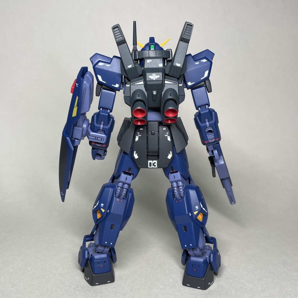 まうしろ ライフルはモナカ割でそのままだと合わせ目が目立ちます。以前はそれを不満に思っていましたが、今は、武装だけそれなりに手を加えれば、本体は成形色のままでもなかなかいいものになると考えるようになりました。