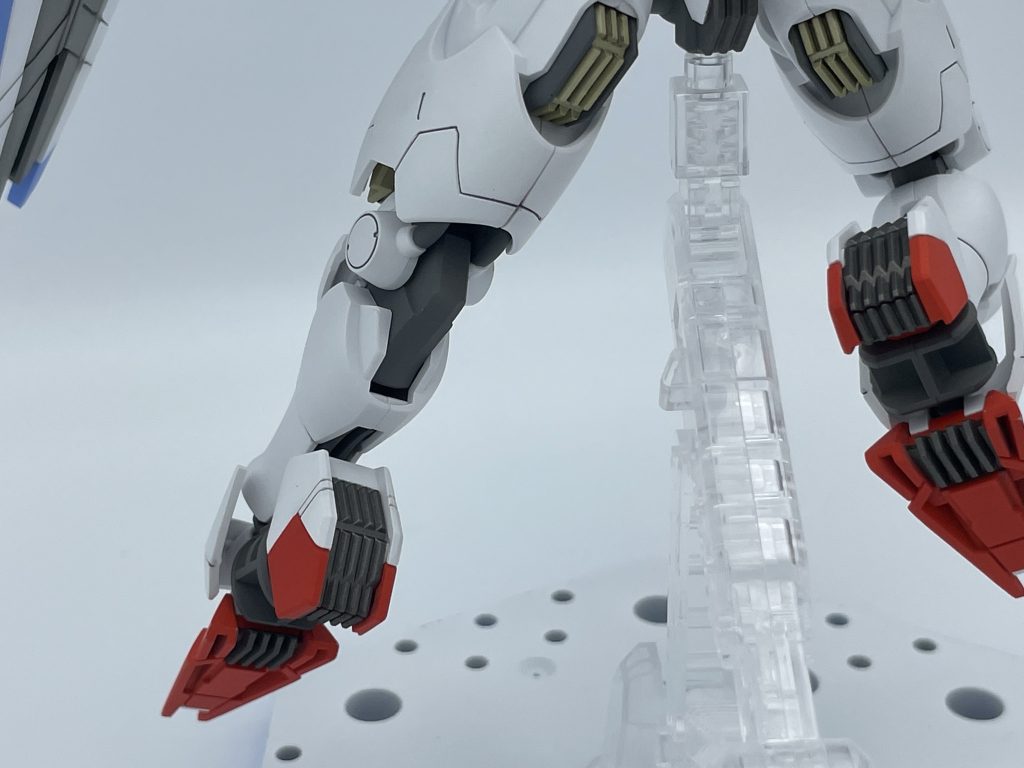 足の裏や踵はオリジナルのブラックアイアン、裏腿は蛍光イエローを混ぜたゴールドで塗装。裏腿はUVライトの照射でグリーンに光ります。