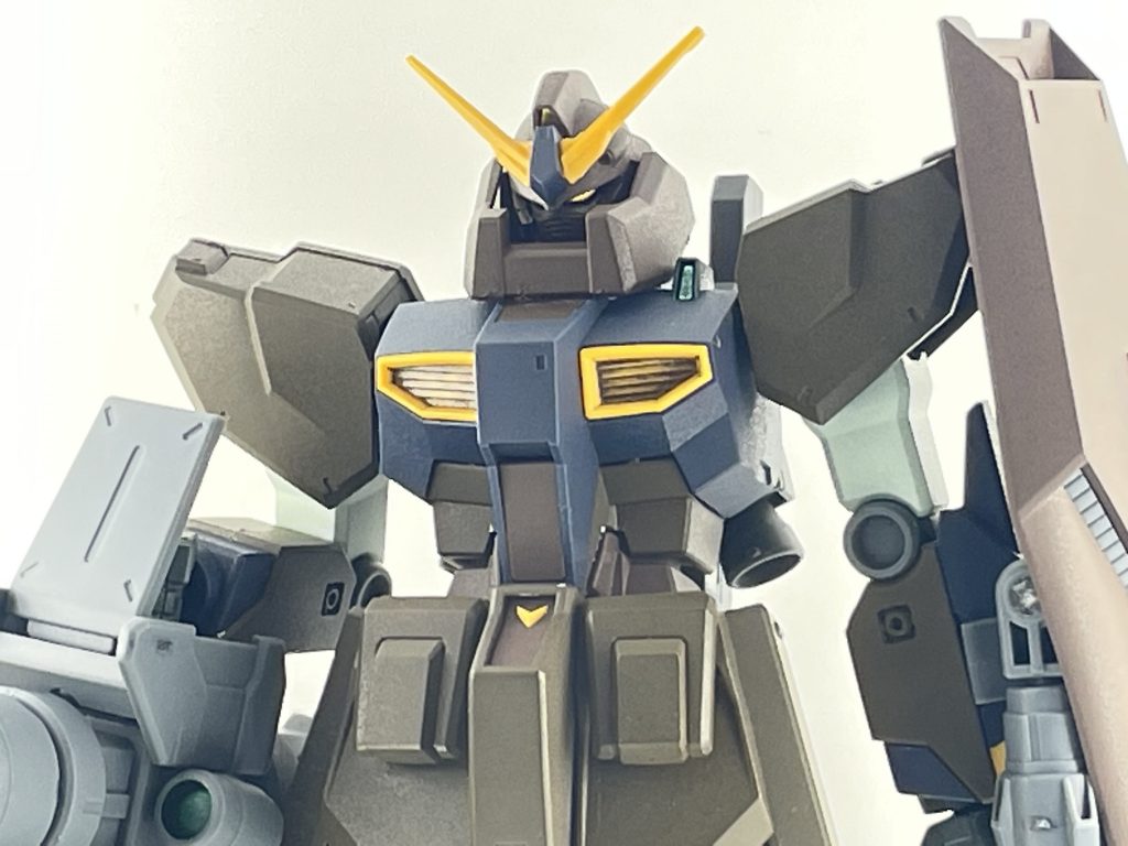 メインカラーに、ガンダムマーカーブラウングリーン一部にガンダムマーカーライトブルー、センサーはガンダムマーカールミナスメタグリーン