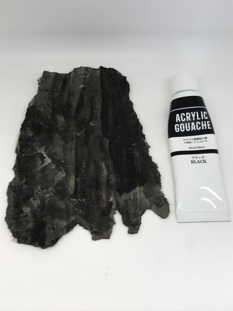 それをアクリルカラーで好きな色に適当に塗りますない場合は手持ちの塗料で大丈夫です、私の一作目のゲッターグフは赤のアクリルカラーがなかったのでラッカーで塗りました裏は塗っても塗らなくてもお好みでただ薄い紙なので表に塗った色が裏にも染み込みます、違う色にしたい場合は1枚づつ色を塗り2枚貼り合わせるのがよいかも丁寧に塗るより適当にムラが出るよう塗った方が、ボロボロ感が出ます