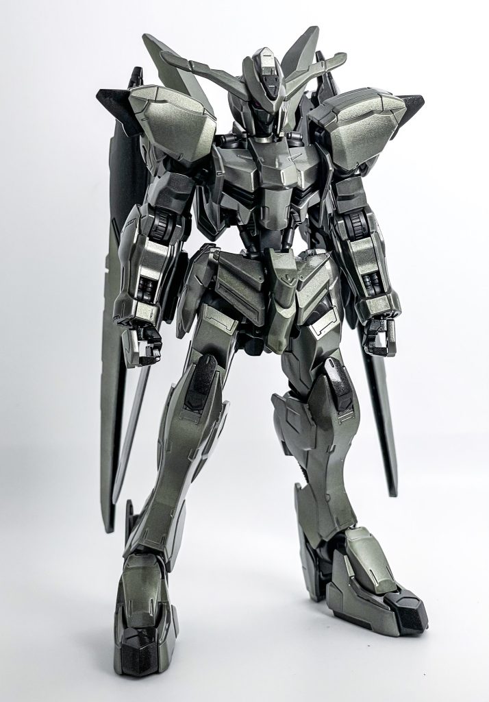 【塗装レシピ】▫️下地：全体にメガサフ黒▫️メイン : スーパーアイアン2→クリアの緑、茶、黒の混ぜたクリアカラー▫️スラスター関節等 : 黒鉄色▫️カメラアイ : ガンダムマーカーのメタリックピンク▫️トップコート : 全体にEXクリア素組み感を出す為、ガンダムフレームはベース限定クリアカラーバエルから無塗装で移植。アンテナや顎も尖らせていません。