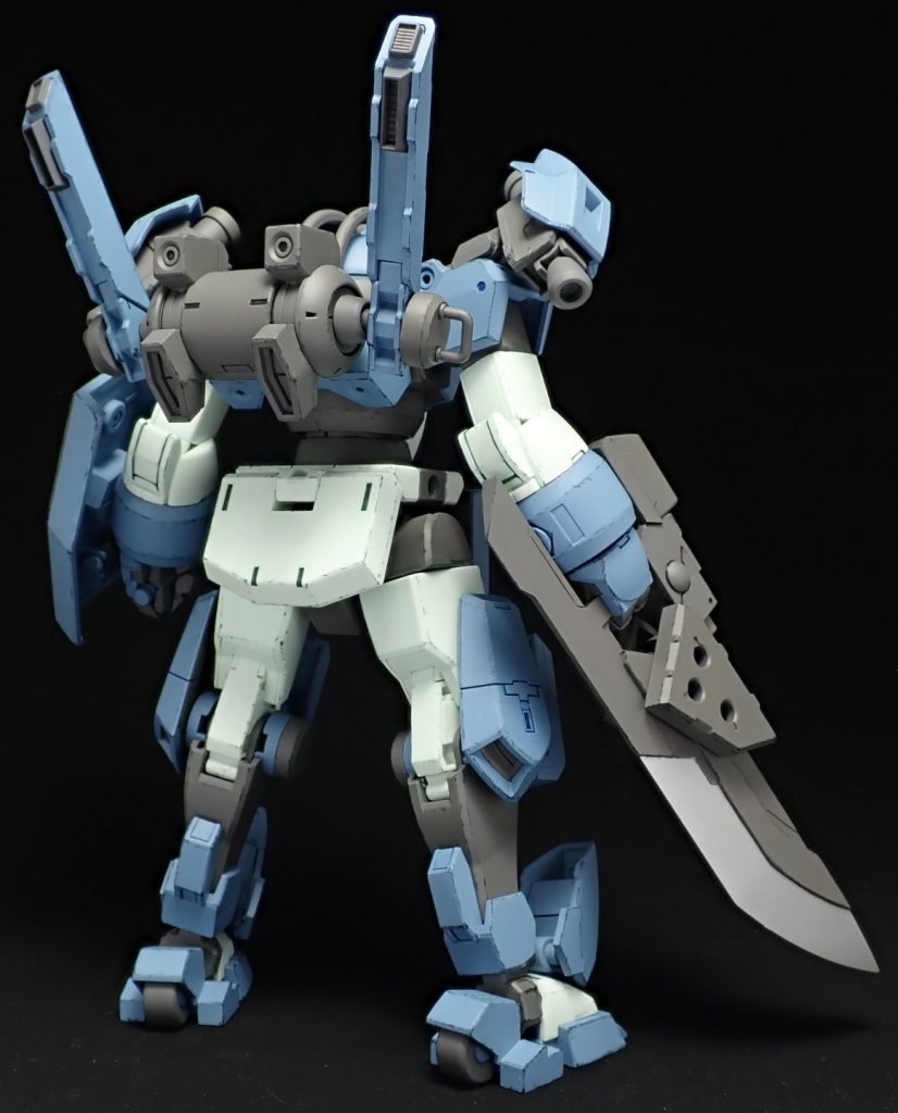 背面。バックパックにスラスターユニットを追加しています。