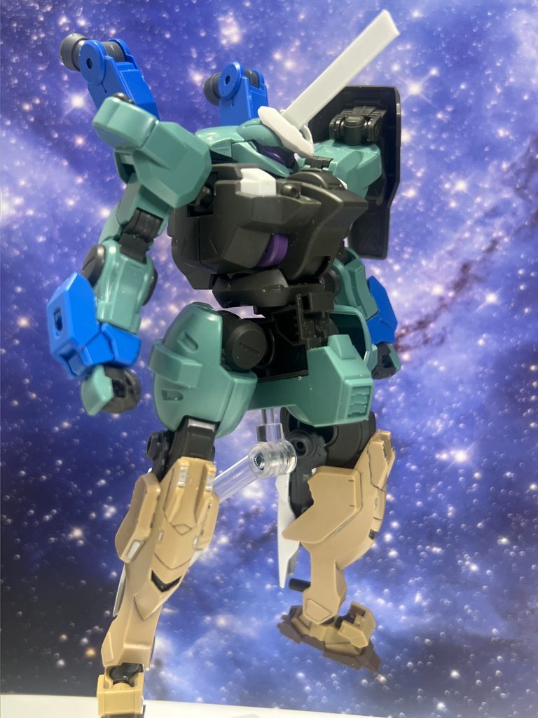 腕はアースリィガンダムの物を加工して接着背部にシュヴァルべグレイズのバックパック。頭部はガンダムバエルから一部持ってきてブレードアンテナはプラ板切って貼っただけです。