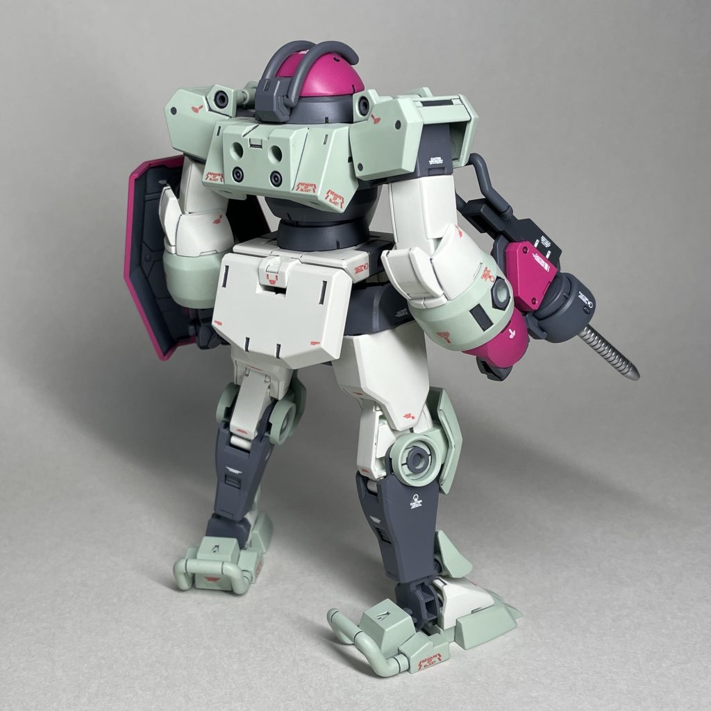 うしろ 全塗装してからデカールを貼り、トップコートを吹いて仕上げました。デカールは、「スジボリ堂ロボデカール注意書き」赤、白を主に使用。 赤の注意書きデカールは自分では好んで使いませんが、今回は作業用、整備練習用として使われる機体ということを考慮して、目立つ赤のデカールを主体に貼りました。