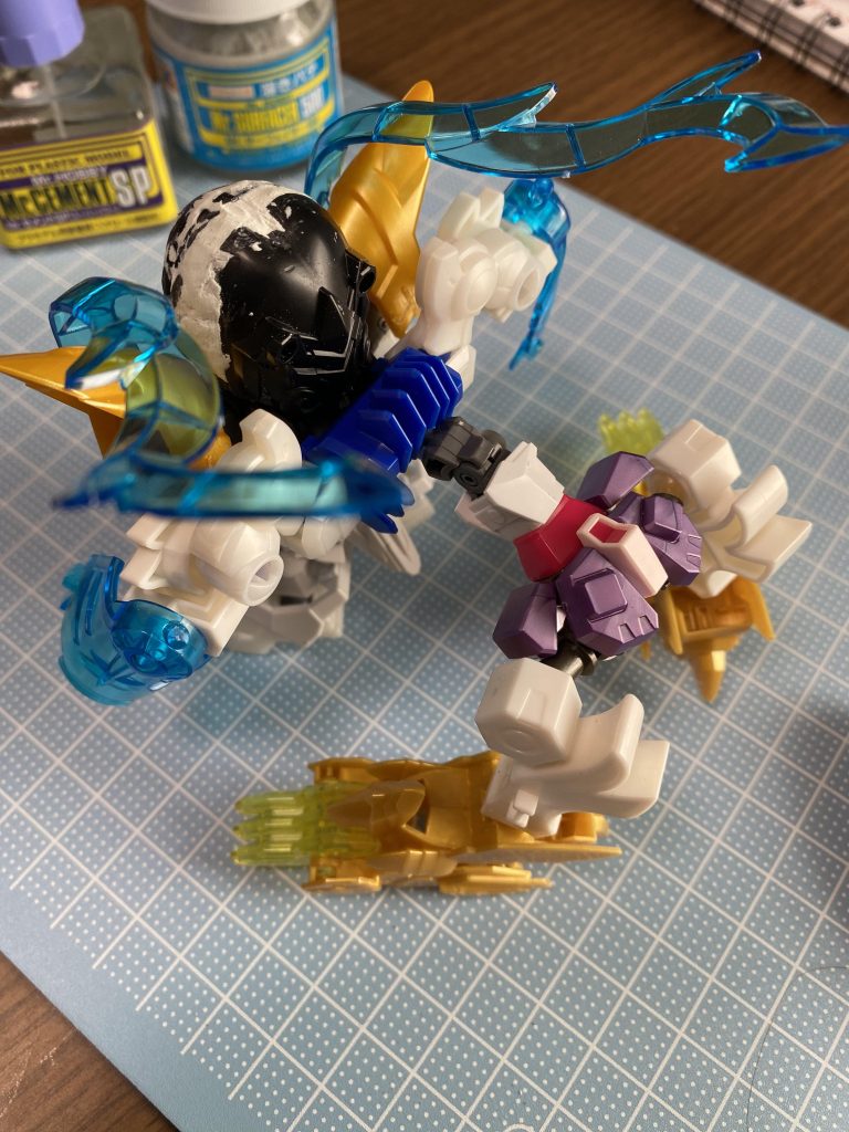 後脚は前方の足の下にもってこれるように折り畳める関節を用意、、、したらごちゃごちゃしてしまいました。