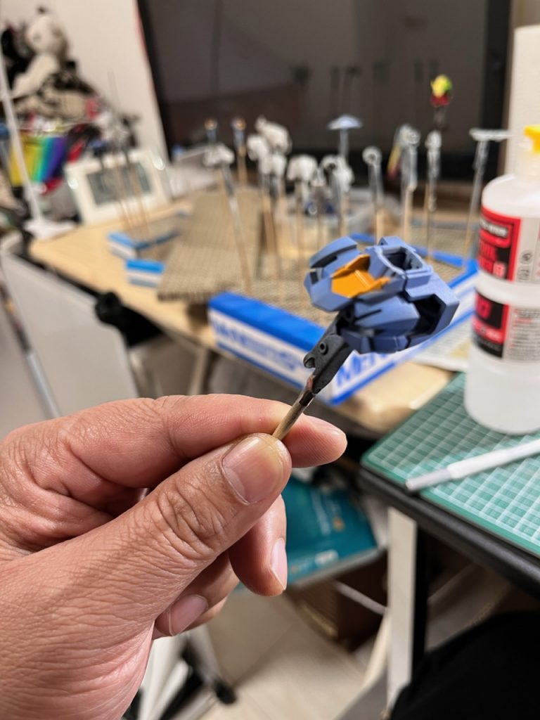 黄色に塗ってからシールでマスキングして青を吹きました。