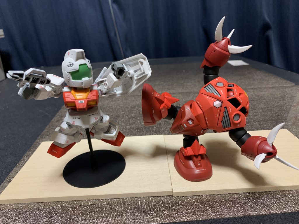 例のあのポーズをしたかったのでクロスシルエットのジムもサクッと作成しました。