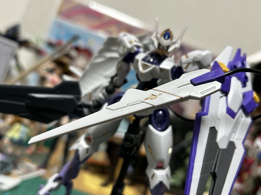 隠し武装としてテイルブレードを有線で飛ばすことが可能。複数の敵機に囲まれた場合を想定した武装だがあまり使われることはない。