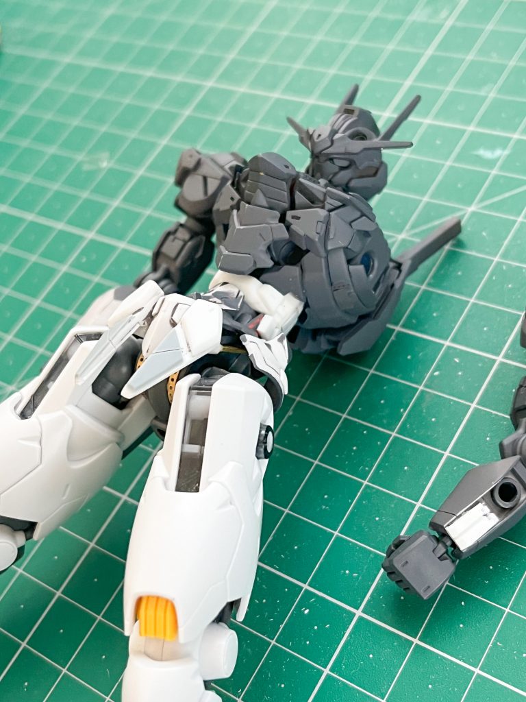 プロポーションは胴体で3〜4mm腕を2mm . 足を3mm伸ばして全体的にスタイリッシュな感じで仕上げてみました。