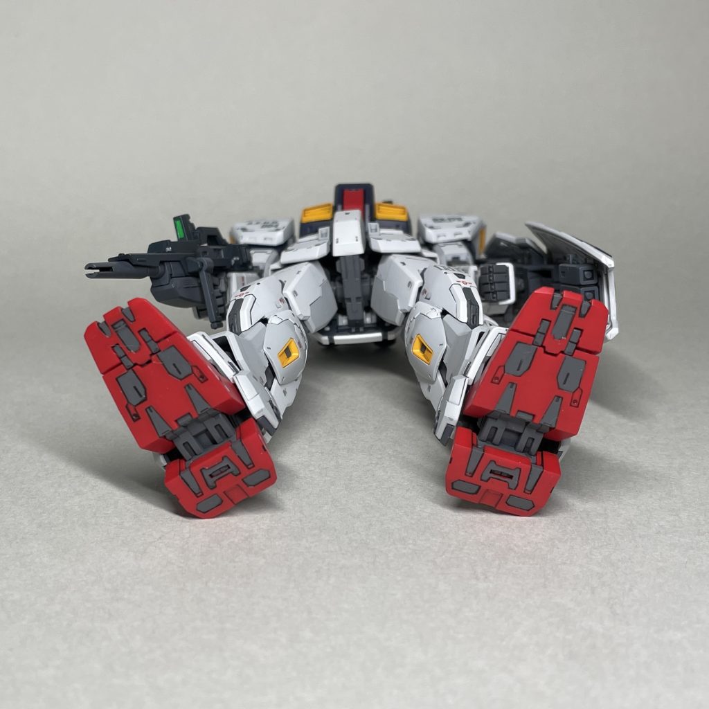 下から　今回、RGのキットの外装をランナーについたまま塗装してみて、RGのキットはランナー塗装でも充分に満足のいくものができることが分かりました。　今回は水転写デカールを使ったので、付属シールを貼った場合よりもゲート跡やヒケが目立つと思いますが、自分にとっては許容範囲内。　今後RGを製作する際、特に追加加工せず、RG付属のシールを貼って仕上げるのが前提なら、思い入れの強いもの以外はランナー塗装で作ろうと思います。