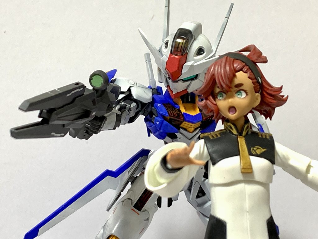 最後に合わせて作ってたスレッタとスパロボ風カットインの写真で!!フィギュアライズからこうしたプラモ出てくれると遊びやすくなりますね♫