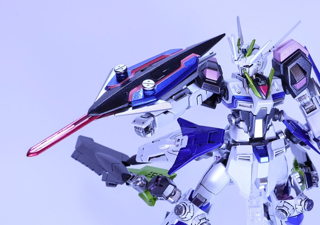 　小型盾は３つの中で最も打撃力に優れており、小型ゆえの取り回しの良さに加えて先端にヴァリアブルフェイズシフト製の実体剣が備わっている。近接戦で使用する他、電磁式パイルバンカーとして打ち込むことで相手がPS装甲製であっても貫通することができる。