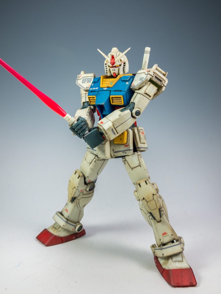 ドアンザクと対峙した時の構えで。もう盾も無くなってました。どことなくGP01を彷彿とさせるポーズですね。