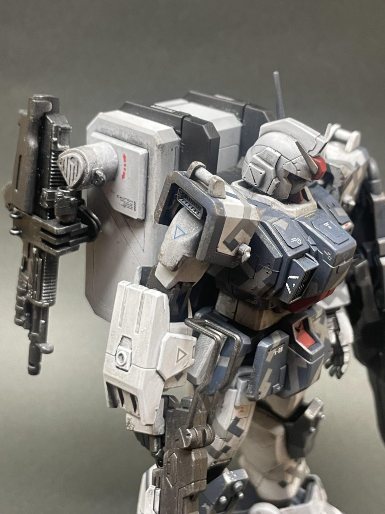 戦闘中にライフルをスムーズに取り出したいと思い、、回転式のライフルホルダーを自作しました。・ライフルホルダーのベースはジムスナイパーⅡに付属されていた作業ロボットの腕、クランプ部はプラ板で自作しました。・コンテの中にポリキャップを仕込み回転式に(コンテ内の見た目と、ライフル収納の邪魔にならない様結構がんばりました。。写真載せてませんが、、)