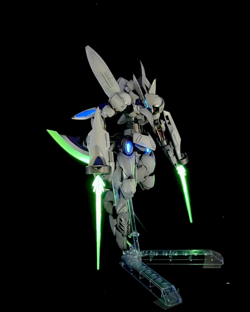 先端と肘側からビームサーベルを発振肘側のサーベルは自分が大好きなゲーム、.hackシリーズのハセヲの武器、双銃をイメージしました