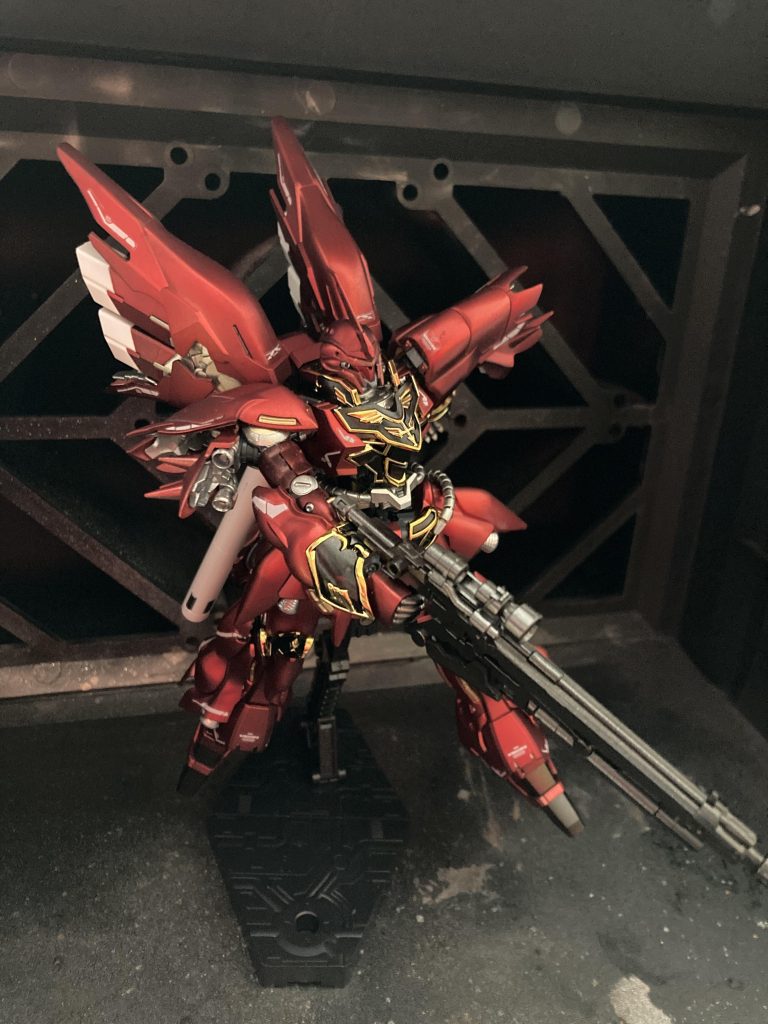 装甲部はガイアノーツのEXブラック→EXゴールド→クリアレッド→フラットクリアープレミアムで塗装しました。