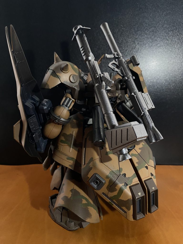 　それらの機体の中で、陸戦型の名を与えられたタイプは、その下半身、高機動ホバーシステムが内蔵された脚部と、前後左右の腰部アーマー類により、他を圧倒する運動性能を持つ。