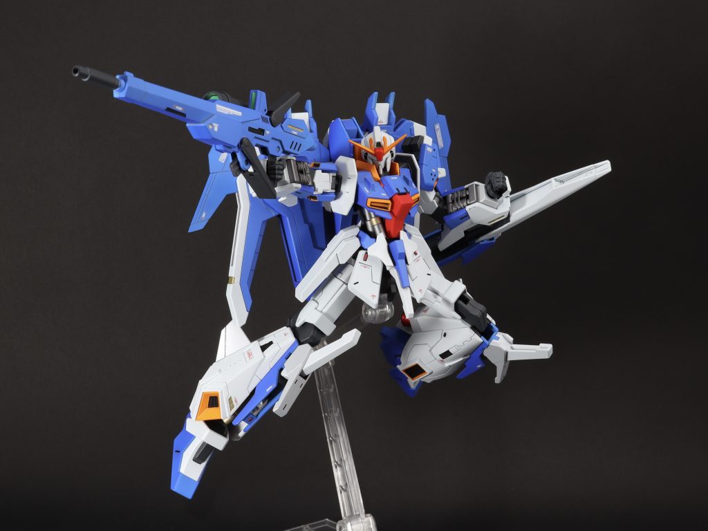 このプラモはデザイン優先なのかあまり動きません。頭の可動はこれが限界でした。その分、HGとは思えない細かい造形してます。