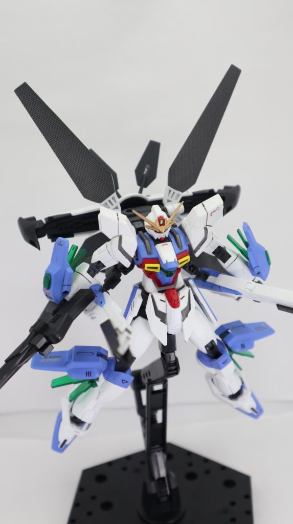 ツインサテライトキャノンです。本機は腰から発射する形をとっています。上からも撃てるのですがちょっとゴチャゴチャしてたので腰からにしました。