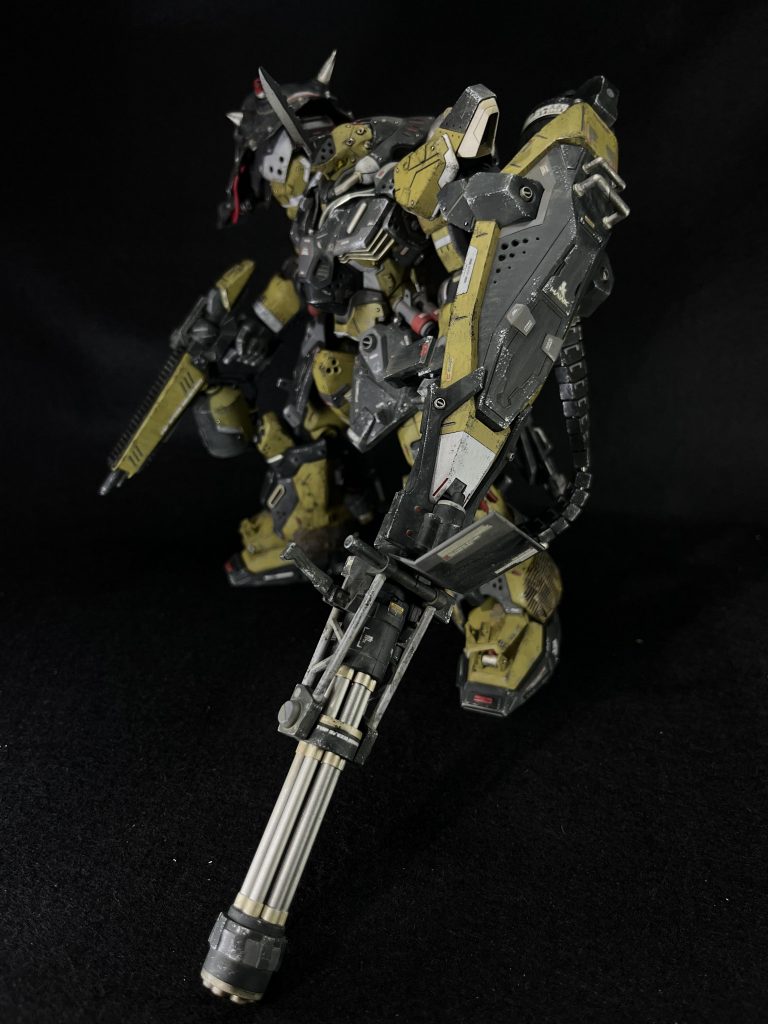 ミリタリーとして意識したもの②実弾武器ミリタリーにビーム兵器はいらない!!と極右な考え方の私ですので、付属の銃にもドラムマガジンを付け、シールドにはグフカスのガトリングマウントがポン付け出来ると情報を得たので当然のようにガトリングを装着しました。ガトリングはMGヘビーアームズのジャンク品を見つけてきてパーツを拝借しました。メッサーはでかいのでMGのパーツが合いますね。