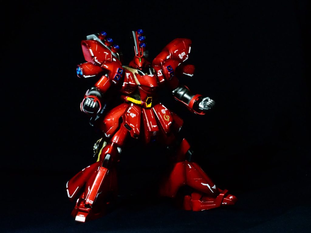 そして4作品目にして初のツヤツヤ塗装😆エッジ部分と、モールド部分にメタルブラックを残してシャインシルバー！その上からクリアレッドとクリアを1:1で作った塗料を重ね塗り〜！