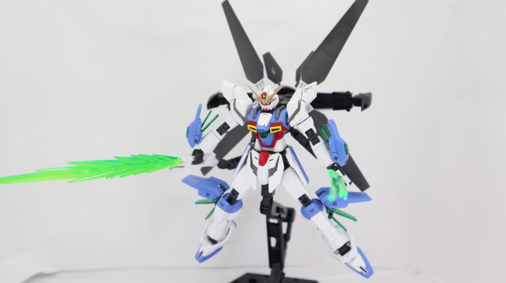 魔王剣です。サテライトキャノンを2門にした事でこちらも二刀流が出来るようになりました。原作魔王剣通りサテライトの保持アームとサーベル出力箇所を接続できるように改造しました。巨大刀身はMGダブルエックスのものをいじって装着できるようにしています。