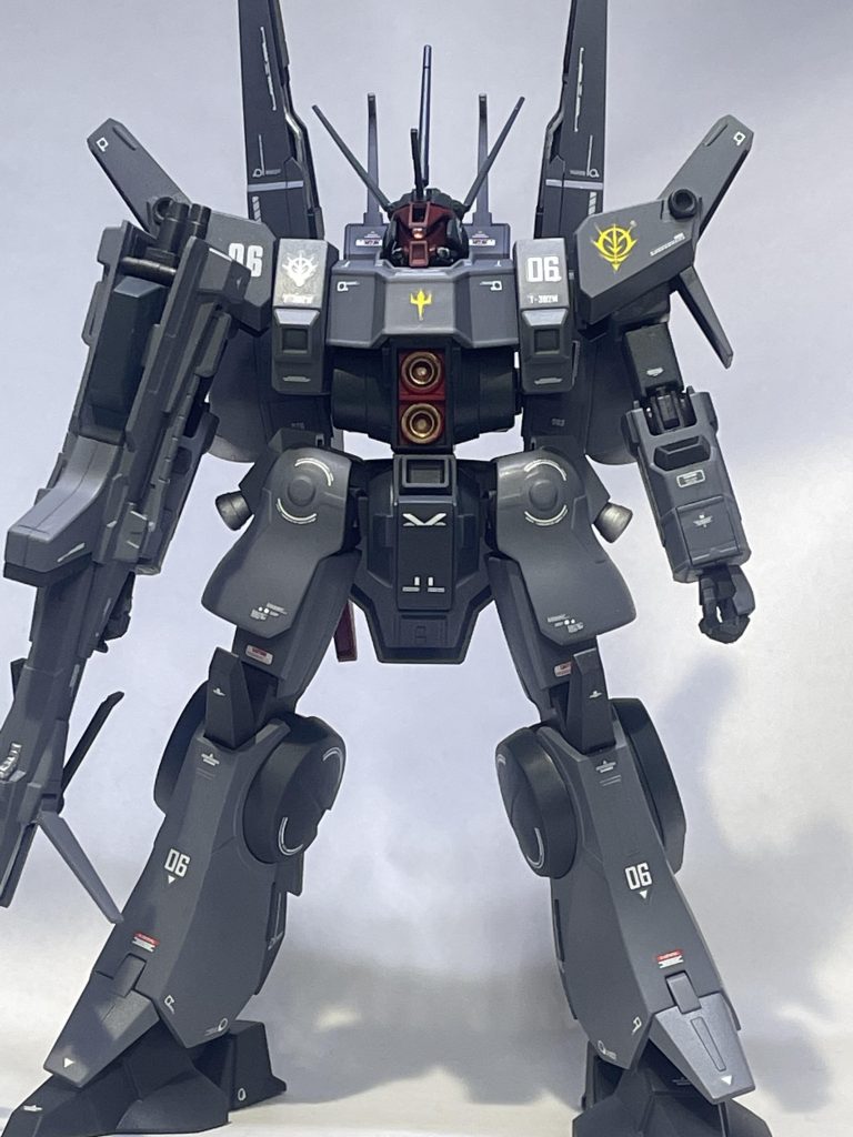 作っていて気になったのは腰の細さ。ザクⅢもかなり細かったですがZZ時のネオジオン機の特徴なんでしょうかね?