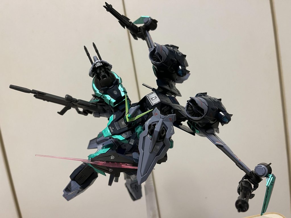 重たいコンバインシールドを捨てて突撃!突撃しながらも、さりげなくガトリングとビーム砲が相手を狙っています、みたいなポージングのつもり、、