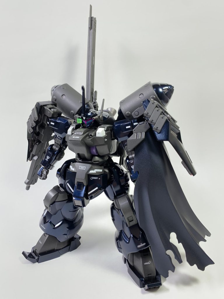 正面。カラーリングは空間戦闘を想定して視認性が低い黒みを帯びたメタリックカラーにしました。メインカラーに使用した塗料はメタリックカラーGXのグラファイトブラックとプリズムブルーブラック。それに光沢を吹きメタリックに仕上げました。