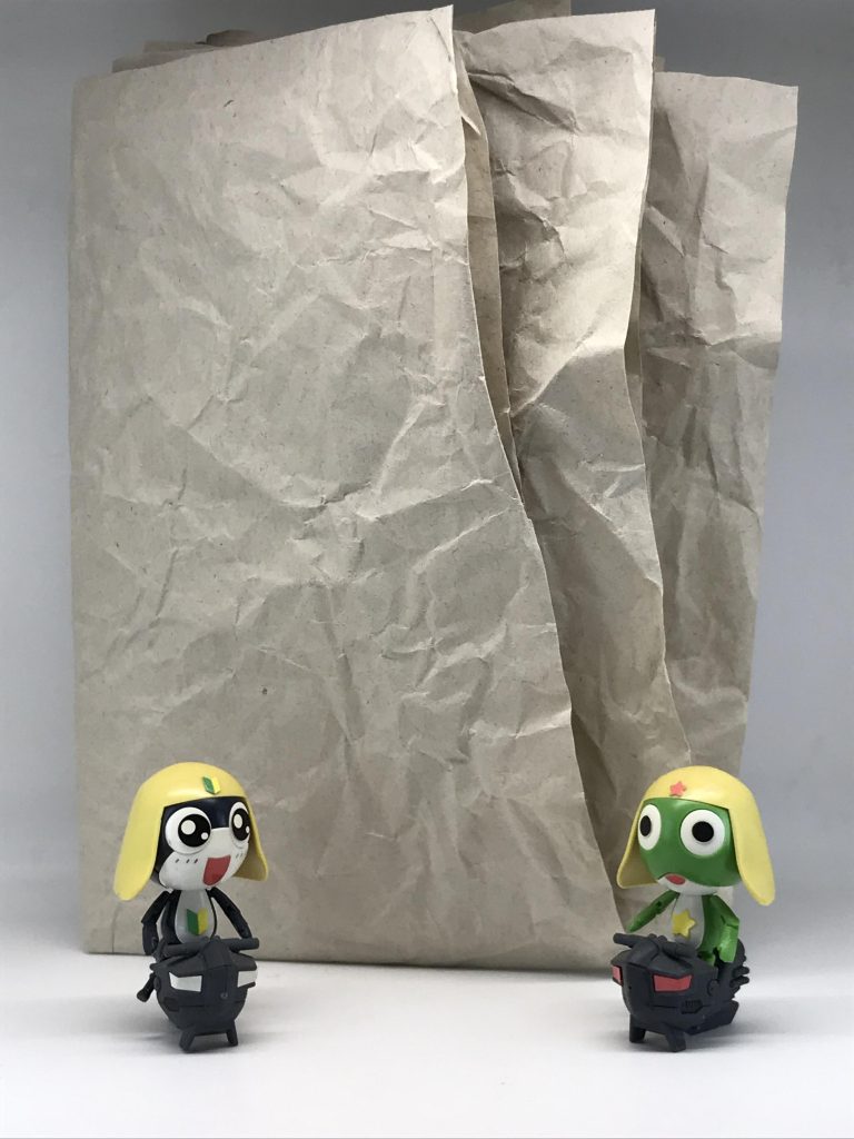 通販などで商品を購入したときによく入っている梱包材の紙です、材料費0円!タママ「軍曹さんこれがホントにマントになるんですかぁ〜?」ケロロ「なるであります!」※注 ケロロ達は必要ありません🙄無ければ同じくらいの厚さの紙や、新聞紙とかでも良いんじゃないでしょうか