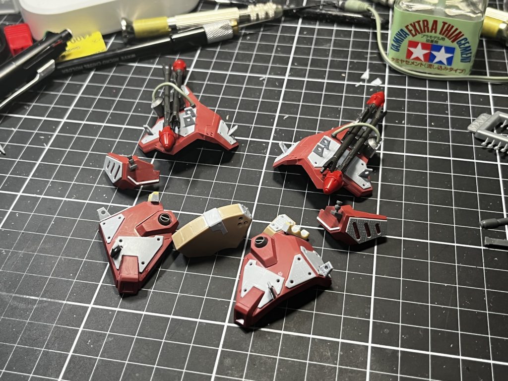 制作行程②腰回りはメッサーのカッコいいポイント上位なんで、追加装甲を中心にいじり倒しました。追加装甲の穴は1ミリで穴あけ、面取りしてメタルボールを入れてます。