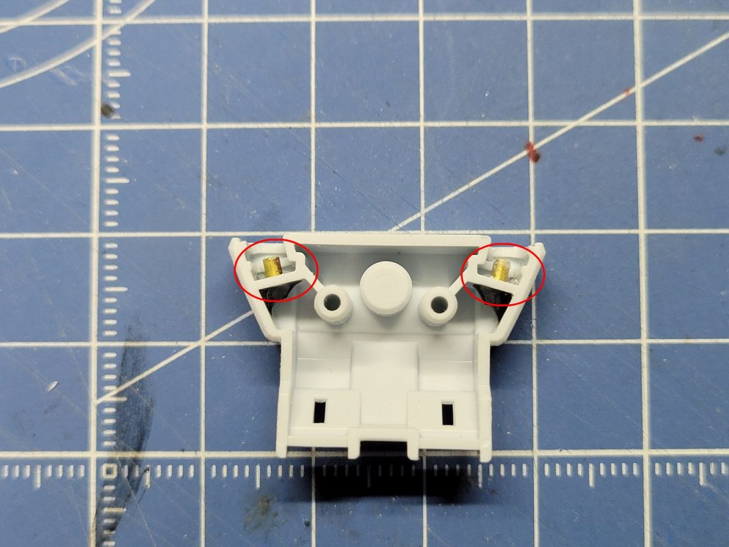 サーベル柄のマウント方法を変更。1.5ミリの真鍮線を固定、柄を差し込んだ際のクリアランスを確保するため内壁を若干削りました。