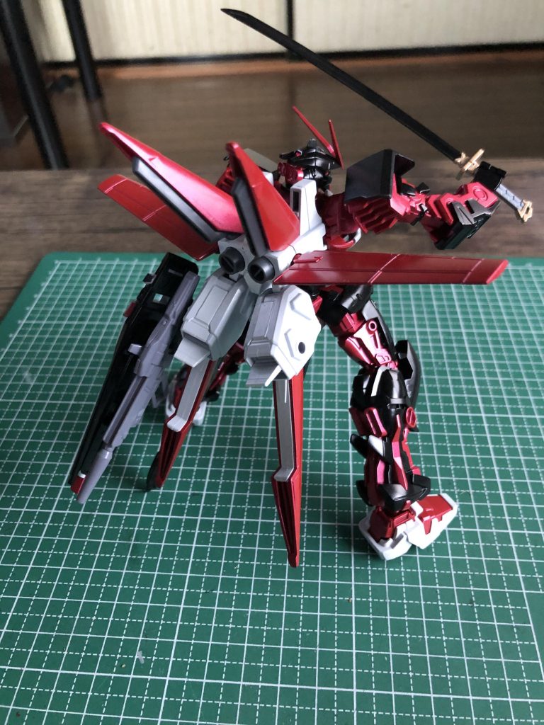 フライトユニットも同様にホワイトやらレッドやらを強調するように塗装してます。