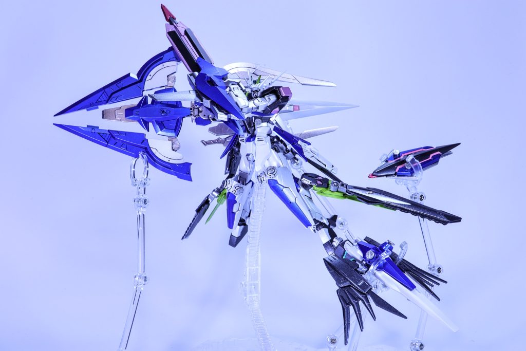 　ストライクFⅡ-Sのパイロットには、卓越した空間認識能力を持った長い茶髪をサイドテールに纏めた女性が務めることになった。ストライクFⅡに搭乗した彼女は不屈の心を胸に、サイコフレームを桜色に輝かせて大空へと飛び立つ。彼女に与えられた極秘任務とはーーーーーーー。　前半の投稿は以上となります。今回は夏頃から制作を開始しましたが、なかなか形が定まらずかなり時間がかかってしまいました(汗)。　ストライクFⅡの元ネタについては気付いている方もいるかと思います。やっぱり桜色の砲撃はロマンですね〜。　長々とした説明になってしまいましたが、後半はストライカーパックを装備した形態を投稿するので、興味のある方はそちらも見て頂けると幸いです。