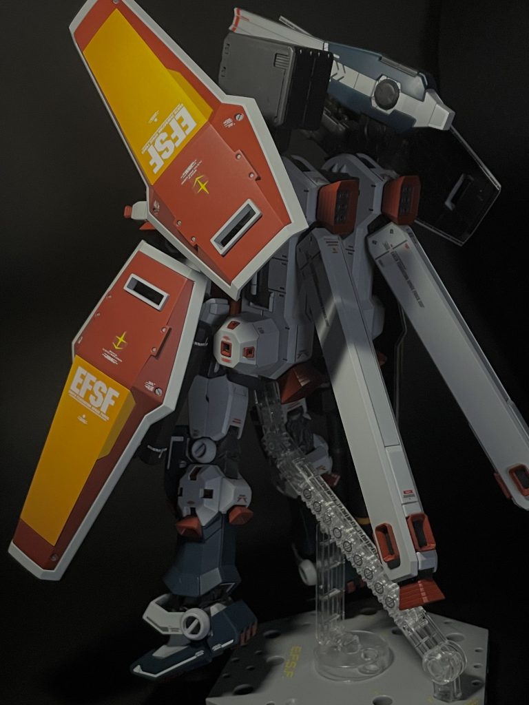 バックショット。ふくらはぎのアーマー、公式は紺色ですが、何故か白いパーツも入っており、間違ってそっちで作ってしまいました。別に違和感ないからOK。